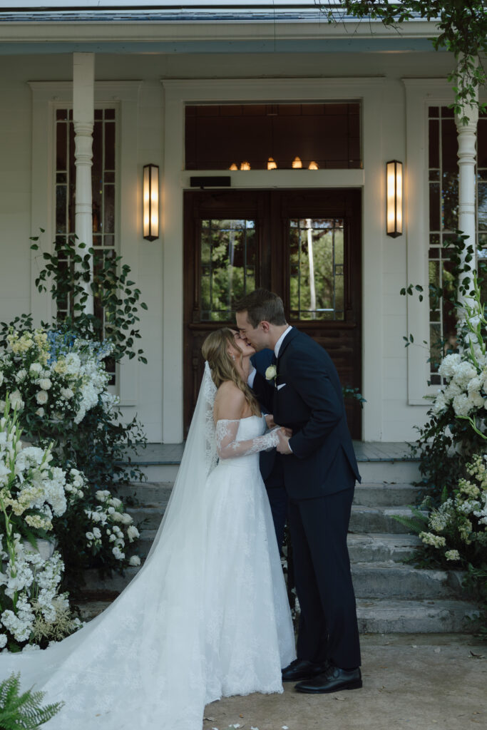 First kiss as husband and wife 
